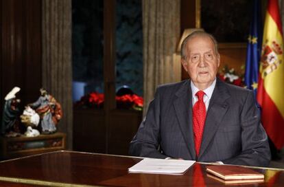 El Rey Juan Carlos se dirige a los espa&ntilde;oles desde el Palacio de La Zarzuela en su tradicional mensaje de Navidad.