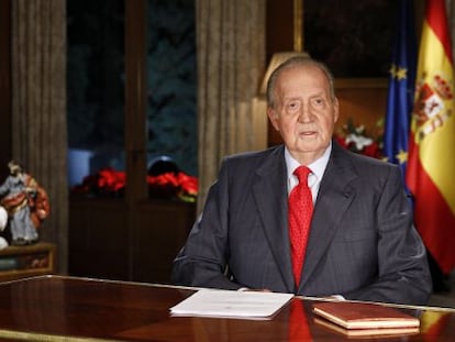 El Rey Juan Carlos se dirige a los espa&ntilde;oles desde el Palacio de La Zarzuela en su tradicional mensaje de Navidad.