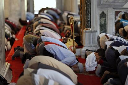 Un niño sirio reza en la mezquita Fatih en Estambul (Turquía). Un grupo de refugiados sirios han denunciado que Turquía ha detenido y obligado a algunos refugiados a regresar a Siria. Las expulsiones reflejan el creciente sentimiento contra los refugiados en Turquía, país que abrió sus puertas a millones de sirios que huían de la guerra civil.