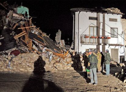 Casas derruidas en el pueblo de Onna, el más cercano al epicentro, esta madrugada.