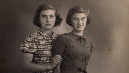 Carry Ulreich (a la derecha) junto a su hermana, Rachel, cuando eran adolescentes en 1939.