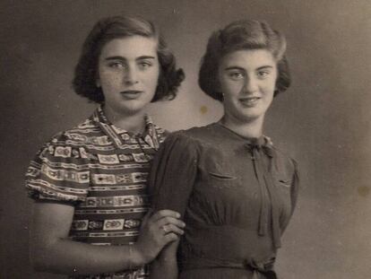 Carry Ulreich (a la derecha) junto a su hermana, Rachel, cuando eran adolescentes en 1939.