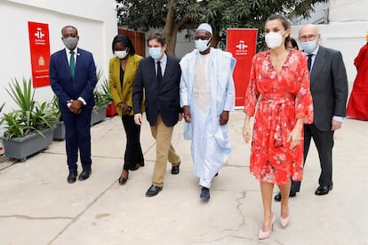 El director del Instituto Cervantes, Luis García Montero, junto al ministro de Cultura senegalés Abdoulaye Diop y la reina Letizia, que han presidido este lunes el acto de inauguración del Instituto Cervantes de Senegal. 
