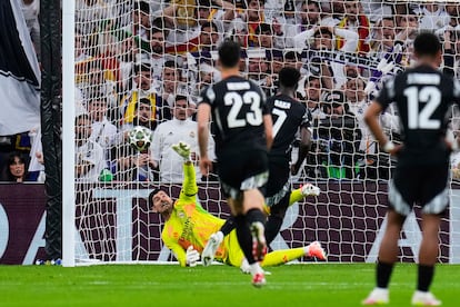 El portero del Real Madrid Thibaut Courtois para el penalti lanzado por Bukayo Saka.