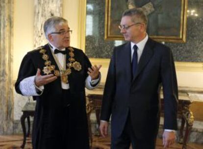 Alberto Ruiz Gallardón (derecha), conversa con el magistrado Gonzalo Moliner, que este lunes ha tomado posesión como presidente del Supremo y del Consejo General del Poder Judicial