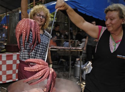 Dos pulpeiras muestran ejemplares listos para consumir en la Festa do Polbo que se celebró ayer en O Carballiño.