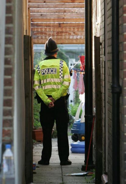 Una agente custodia una vivienda en Aylsbury, una localidad próxima a Luton.