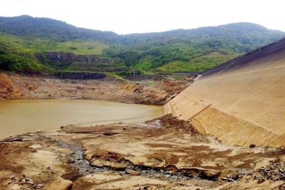 Los embalses de las represas hidroeléctricas panameñas muestran una severa escasez de agua. (Fotografía cedida por el periódico 'La Estrella', de Panamá)