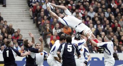 El francés Bonnaire agarra la pelota en una touche durante el partido entre Francia e Irlanda de 2007.
