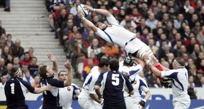 El franc&eacute;s Bonnaire agarra la pelota en una touche durante el partido entre Francia e Irlanda de 2007.