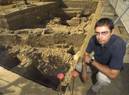 Miguel Ángel Tabales, arqueólogo del Alcázar sevillano, junto a las excavaciones.