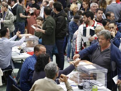 Cues en un col·legi electoral, a les eleccions generals de l'abril.