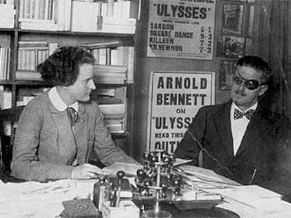 James Joyce y Silvia Beach, revisando las reseñas sobre &#39;Ulises&#39;.