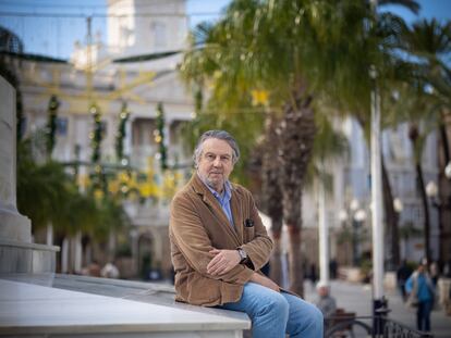 Felipe Benítez Reyes posa en la plaza San Juan de Dios en Cádiz.