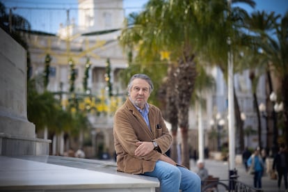 Felipe Benítez Reyes posa en la plaza San Juan de Dios en Cádiz.