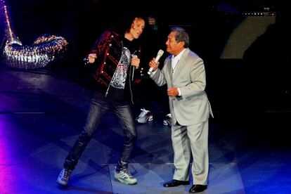 El cantante mexicano Álex Lora, de El Tri, junto a Armando Manzanero, en el Auditorio Nacional en octubre de 2009 en Ciudad de México.