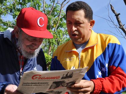 Castro y Chávez leen juntos los titulares del diario <i>Granma,</i> en una fotografía hecha pública el 28 de junio.