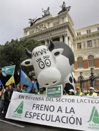 Miles de ganaderos se han manifestado frente al Ministerio de Medio Ambiente y Medio Rural y Marino para reclamar medidas contra la crisis del sector lácteo.