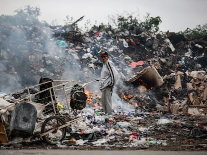 Un hombre en el basurero de una villa de Buenos Aires