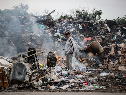 Um homem em um depósito de lixo de Buenos Aires, na última segunda-feira.