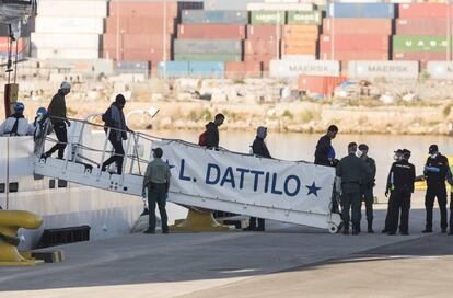 Los 274 inmigrantes que viajan a bordo del Dattilo, uno de los tres barcos de la flota del Aquarius, comienzan a desembarcar de forma escalonada en el Puerto de Valencia.