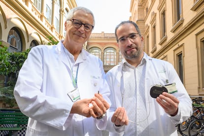 Lluís Mont, jefe de la Unidad de Fibrilación Auricular y del grupo Biopatología y tratamiento de las arritmias cardíacas del IDIBAPS y Jose María Tolosana, del mismo equipo, muestran los dispositivos que han validado