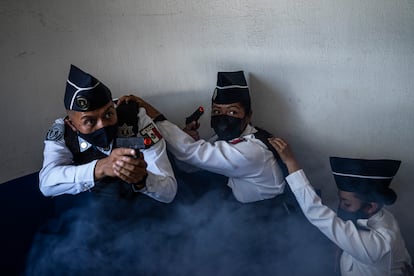 Un grupo de cadetes durante un entrenamiento en el Instituto de Profesionalización de la Policía en Nezahualcóyotl, el pasado 10 de noviembre.