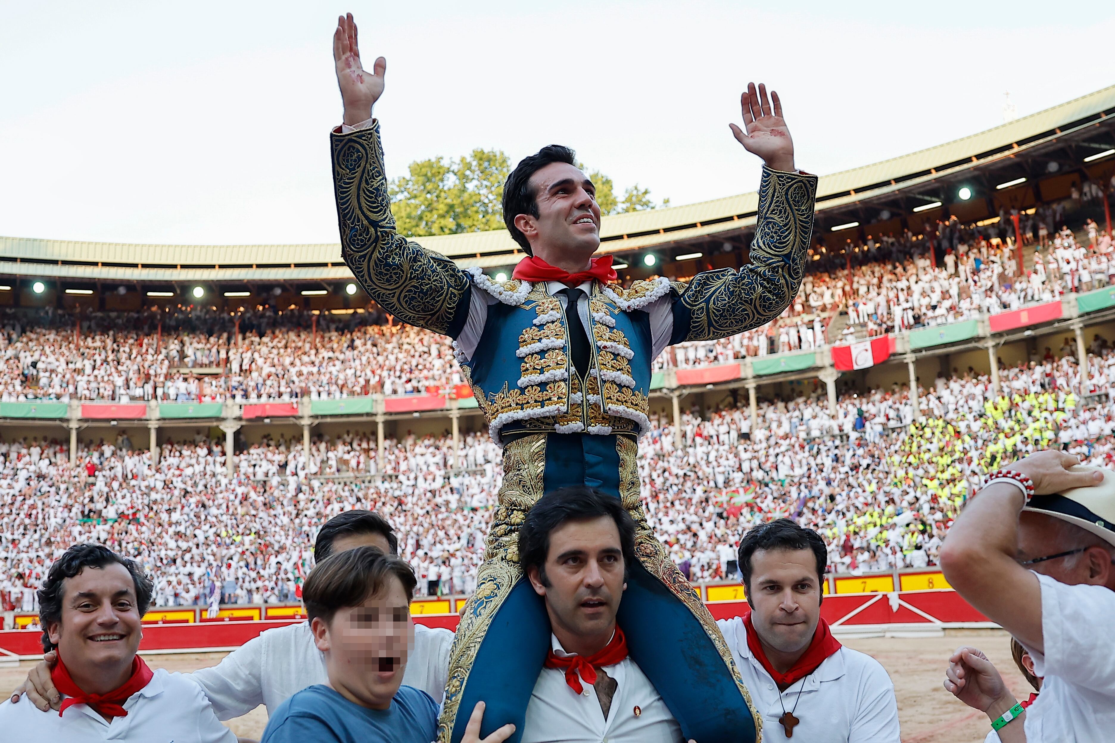 Juan Ortega hace el mejor toreo en una tarde de seis orejas y mucha bravura en Pamplona