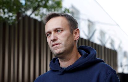 Russian opposition leader Alexei Navalny speaks with journalists after he was released from a detention center in Moscow on August 23, 2019. 