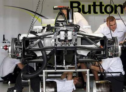 Los mecánicos del equipo Brawn GP trabajando sobre el monoplaza de Jenson Button