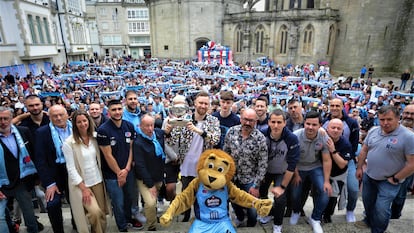 Lugo. Fin de temporada para el CB Río Breogán. El Club ha organizado para los aficionados una recepcion y homenaje al equipo en la Praza de Santa Maria de la capital lucense. El momento mas emotivo ha llegado con la entrega a Dzanan Musa del galardón al mejor jugador de la Liga Endesa (MVP) por parte de su hermano Dzennis.