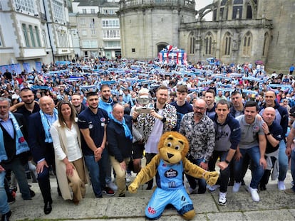 Lugo. Fin de temporada para el CB Río Breogán. El Club ha organizado para los aficionados una recepcion y homenaje al equipo en la Praza de Santa Maria de la capital lucense. El momento mas emotivo ha llegado con la entrega a Dzanan Musa del galardón al mejor jugador de la Liga Endesa (MVP) por parte de su hermano Dzennis.