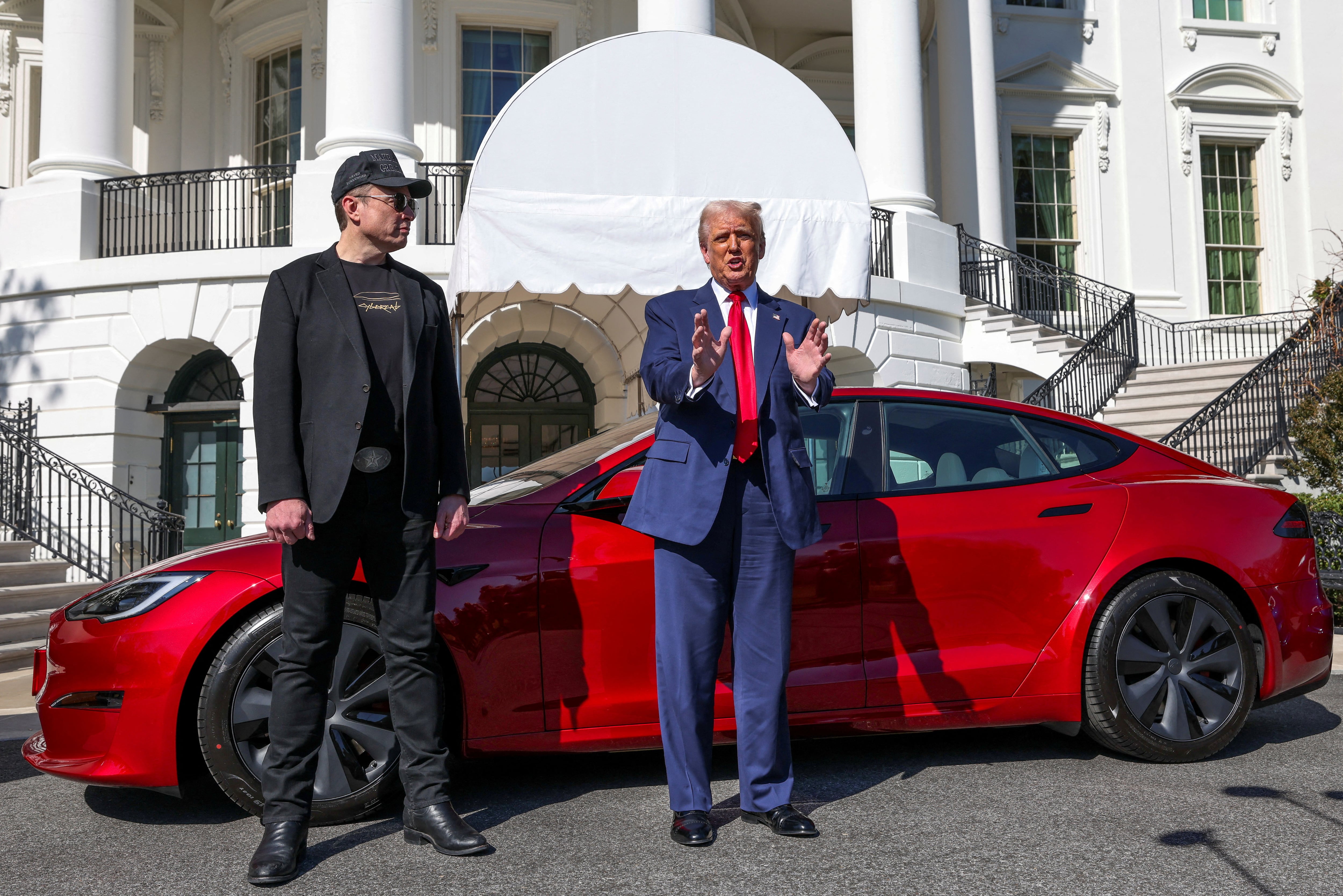 El dueño de X, Elon Musk, junto al presidente de EE UU, Donald Trump, en la Casa Blanca, delante del coche Tesla que el republicano adquirió a mediados de mes.