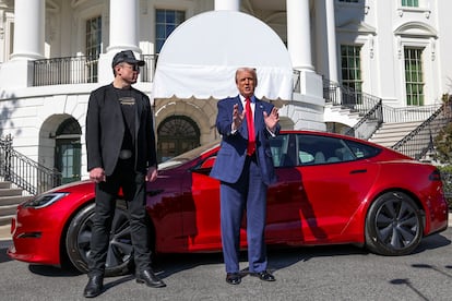 El presidente de EEUU, Donald Trump, muestra varios vehículos de Tesla en la Casa Blanca junto al fundador de la marca, Elon Musk, el pasado martes. 