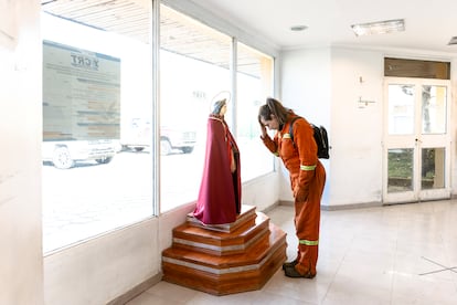 La efigie de santa Bárbara, patrona de los mineros (el 4 de diciembre se festeja su día).