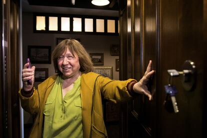 La Premio Nobel de Literatura Svetlana Alexievich atiende a los medios en la puerta de su casa el 9 de septiembre de 2020.