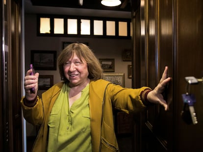 La Premio Nobel de Literatura Svetlana Alexievich atiende a los medios en la puerta de su casa el 9 de septiembre de 2020.