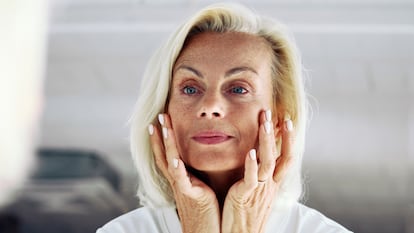 Artículo de EL PAÍS Escaparate sobre una una crema antiedad con protección solar de Olay.