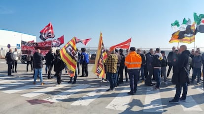 Huelga trabajadores de una planta química en El Prat por seguridad laboral