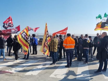 Huelga trabajadores de una planta química en El Prat por seguridad laboral