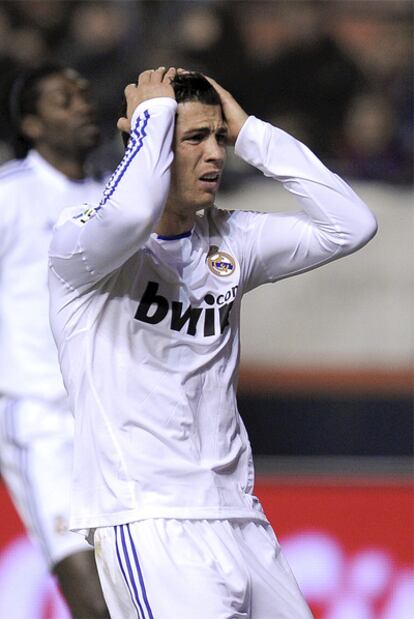 Cristiano Ronaldo se lamenta durante el encuentro frente a Osasuna en el Reyno de Navarra.