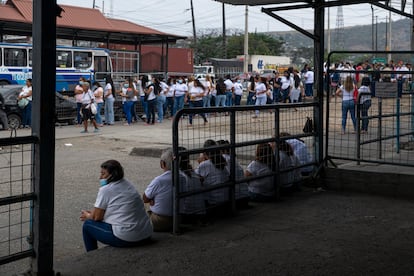 Personas de la tercera edad esperan turno para ingresar a la Penitenciaría del Litoral, una vez que se reanudaron las visitas tras seis meses de militarización, en Guayaquil.