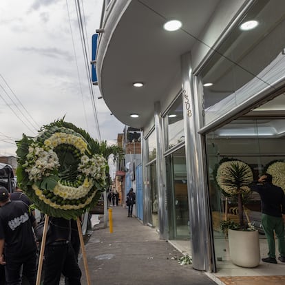 Coronas llegan a la casa Funerales La Paz, en la colonia San Andrés, en donde supuestamente es velado El Mencho