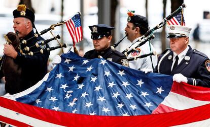 Agentes de policía y bomberos de Nueva York rinden homenaje a las víctimas de los atentados del 11 de septiembre de 2001 con motivo del 17 aniversario de los ataques, en Nueva York (EE UU).