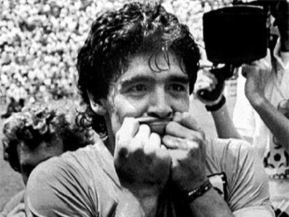 Maradona se besa la camiseta tras el partido ante Inglaterra.