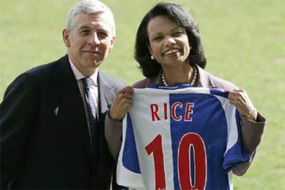 Condoleezza Rice exhibe junto a Jack Straw la camiseta que le obsequió el club de fútbol Blackburn Rovers.