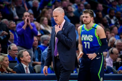 Rick Carlisle y Luka Doncic, durante un partido de Dallas Mavericks