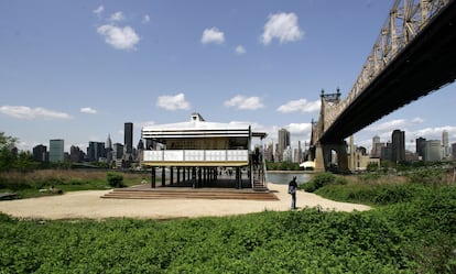 La Maison Tropicale de Jean Prouvé frente a Manhattan en 2007.