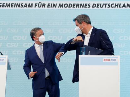 El líder de la CDU, Armin Laschet (izquierda), y el de la CSU, Markus Söder, se saludan durante la presentación del programa electoral de los conservadores, en Berlín (Alemania).