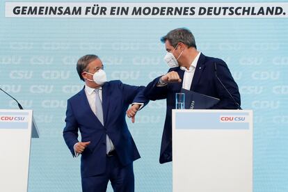 El líder de la CDU, Armin Laschet (izquierda), y el de la CSU, Markus Söder, se saludan durante la presentación del programa electoral de los conservadores, en Berlín (Alemania).